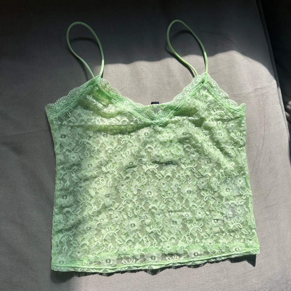Lace crop + free beauty gift